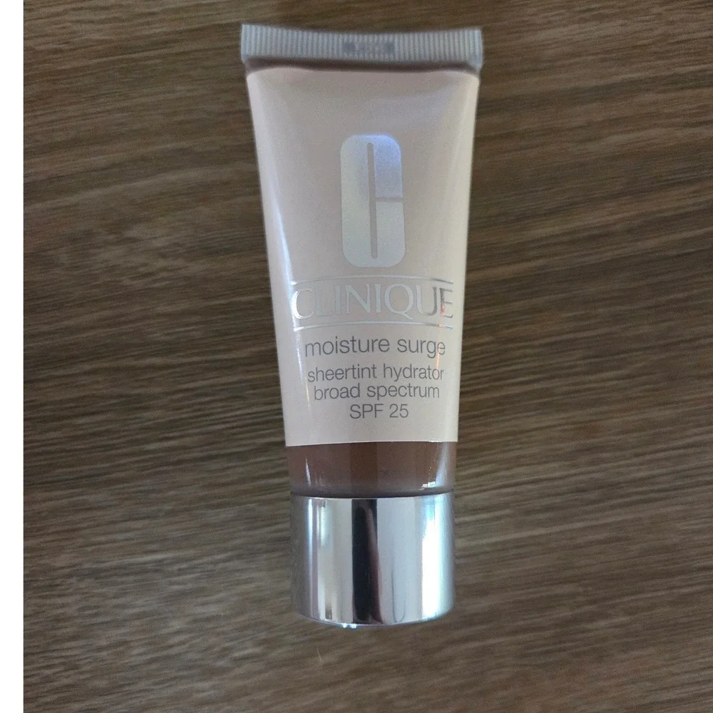 Clinique Moisture Surge Sheertint Hydrator SPF 25 Universal Very Deep‎ 1.4oz New